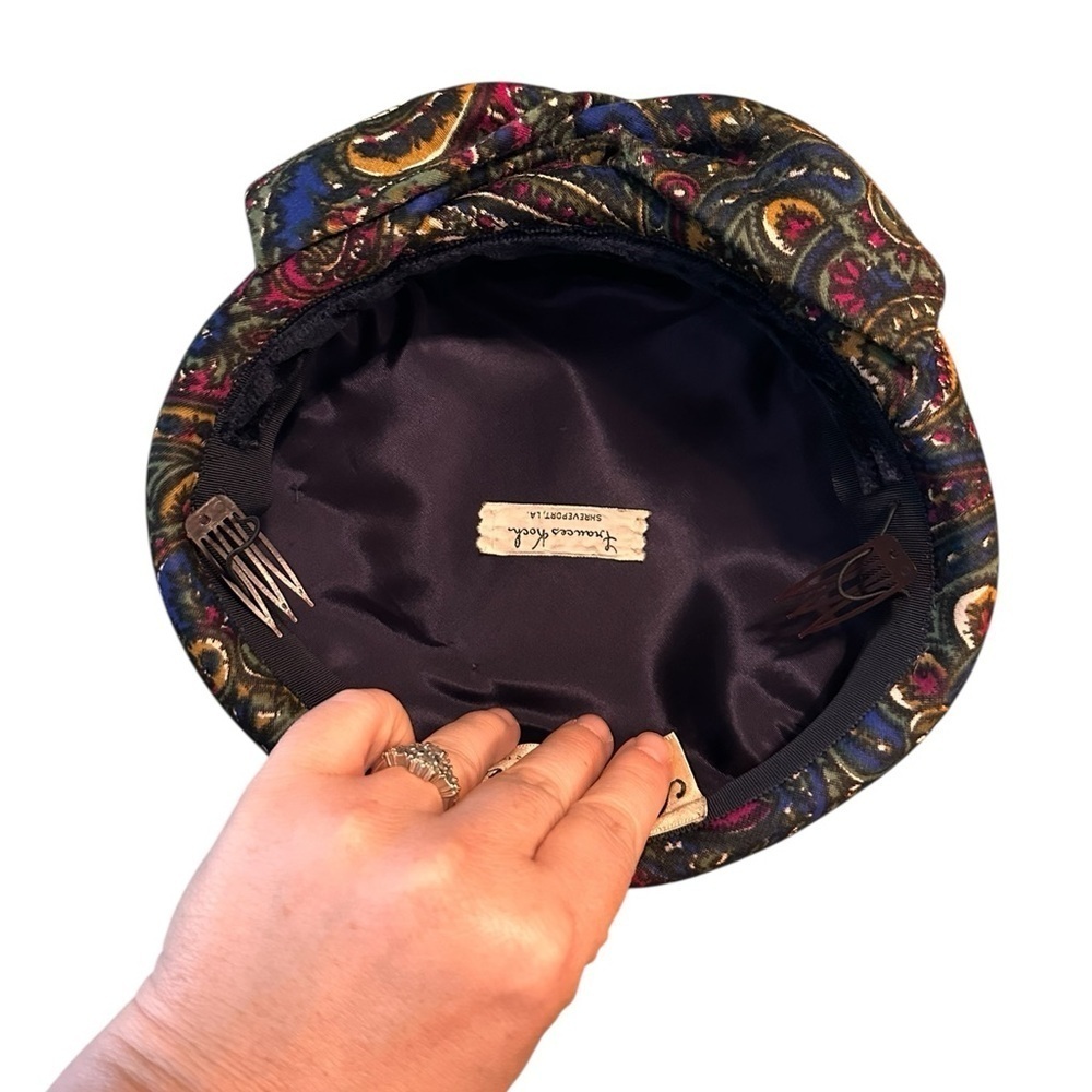 Vintage John Andrews Of California Green & Maroon Paisley Beret Hat With Combs - Picture 5 of 7